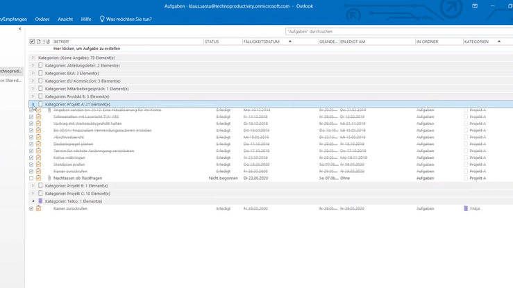 Screenshot aus dem E-Learning-Kurs: Outlook-Aufgaben kategorisiert und gruppiert – die Kategorie „Projekt A“ ist aufgeklappt und alle zugehörigen Aufgaben zu sehen, während die Liste mit den anderen Gruppen reduziert ist.